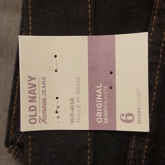 Old Navy Original Mid-Rise Short Jeans - Picture 2 of 5